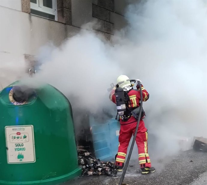 Sucesos.- Sofocado el incendio de tres contenedores en Lantueno