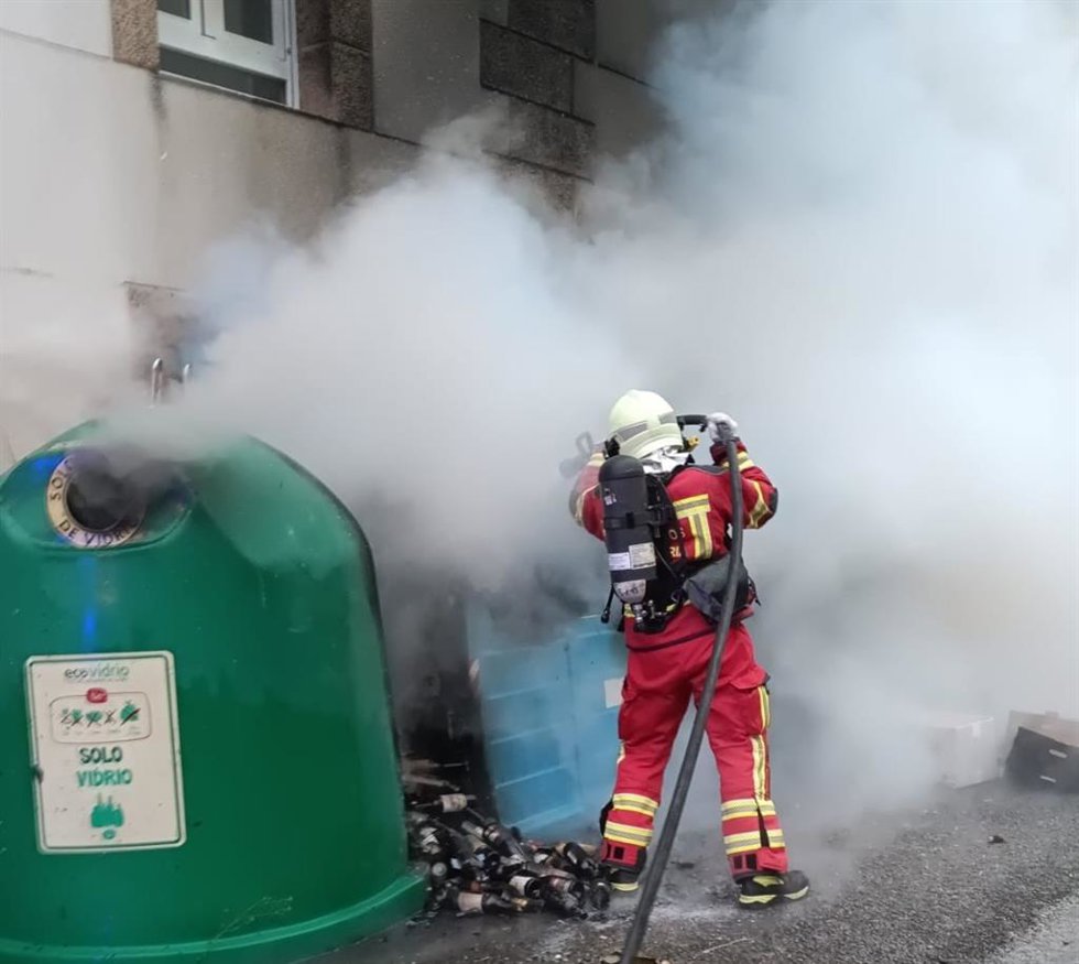 Sucesos.- Sofocado el incendio de tres contenedores en Lantueno