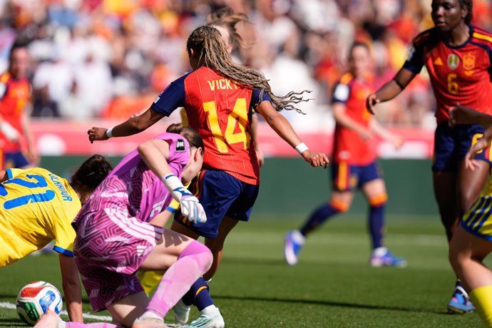 Vicky López, da Espanha, chuta a gol durante as eliminatórias europeias femininas para a Copa do Mundo Feminina da FIFA 2027, 4ª rodada da fase de grupos, partida de futebol disputada entre Espanha e Ucrânia no estádio Bahrain Victorious Nuevo Arcangel, e