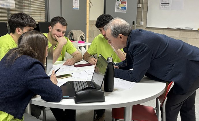 El profesor José Ramón Alfaro López orienta a uno de los equipos durante el desafío.