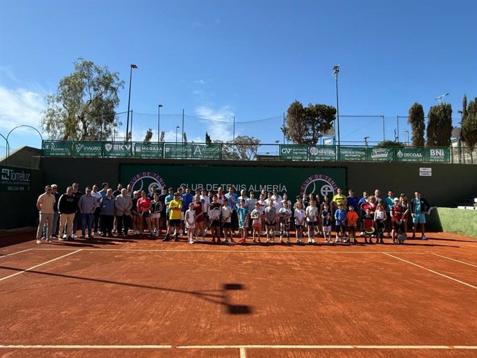 El extenista Nico Almagro durante un clinic en la Autoridad Portuaria de Almería.