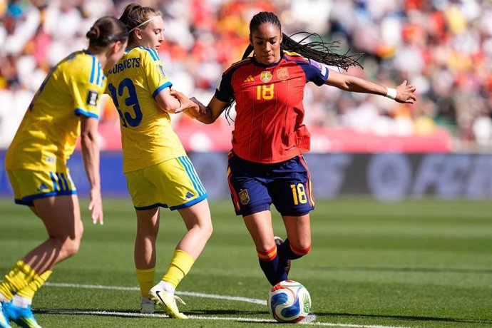 Salma Paralluelo, en un partido con la selección española.