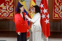 Ayuso impone la Medalla de Oro a María Corina Machado mientras "socialismo del siglo XXI está de guateque en Barcelona"