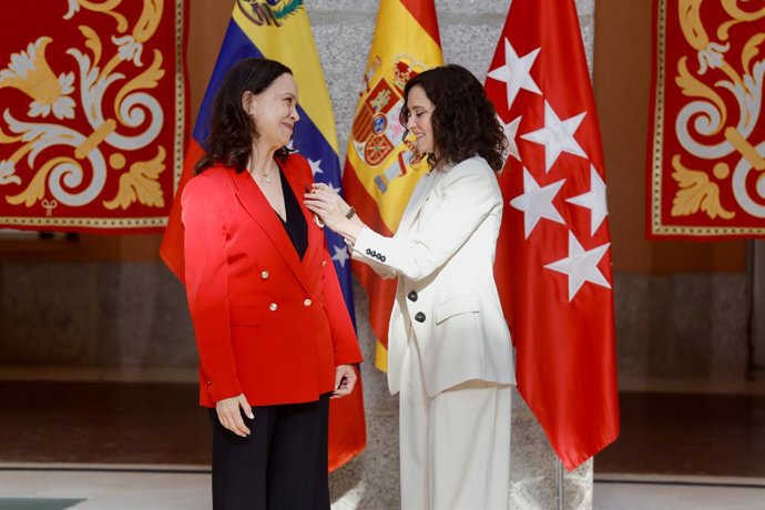 A presidente da Comunidade de Madri, Isabel Díaz Ayuso, concede a Medalha de Ouro da região à líder da oposição venezuelana e ganhadora do Prêmio Nobel da Paz, María Corina Machado.