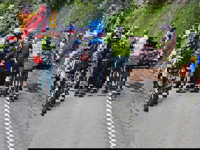 Accidente entre un coche y un autobús esta tarde en Gijón.