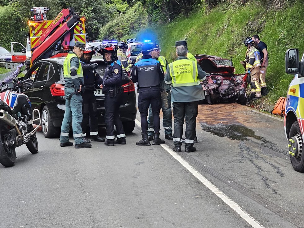Accidente entre un coche y un autobús esta tarde en Gijón.