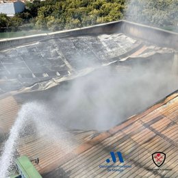 Labores de extinción del incendio en el polígono industrial de Cajíz en Vélez-Málaga (Málaga).