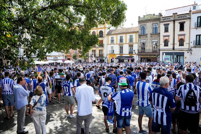 Imágenes de la Real Sociedad en las calles de Sevilla a horas de disputarse la Final de la Copa del Rey. A 18 de abril de 2026 en Sevilla (Andalucía)