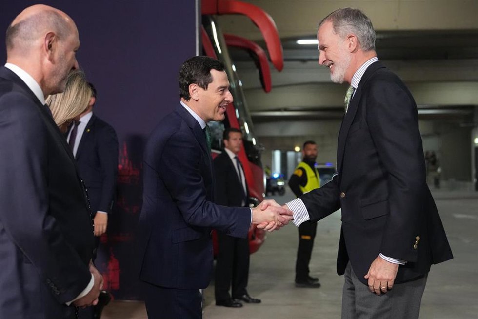 El presidente de la Junta de Andalucía, Juanma Moreno, recibe al Rey Felipe antes del inicio de la Final de la Copa del Rey disputada el 18 de abril de 2026 en el Estadio de La Cartuja de Sevilla.