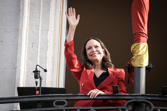 La líder opositora venezolana, María Corina Machado, saluda durante un encuentro con la diáspora venezolana, en la Puerta del Sol, a 18 de abril de 2026, en Madrid (España). Machado visita España para reencontrarse con sus conciudadanos residentes en el p
