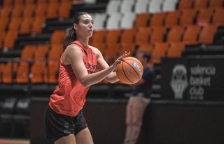 Archivo - La pívot del Valencia Basket Raquel Carrera recibe el alta médica y se incorpora de forma completa al grupo.