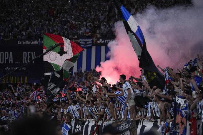 La afición de la Real Sociedad en Sevilla