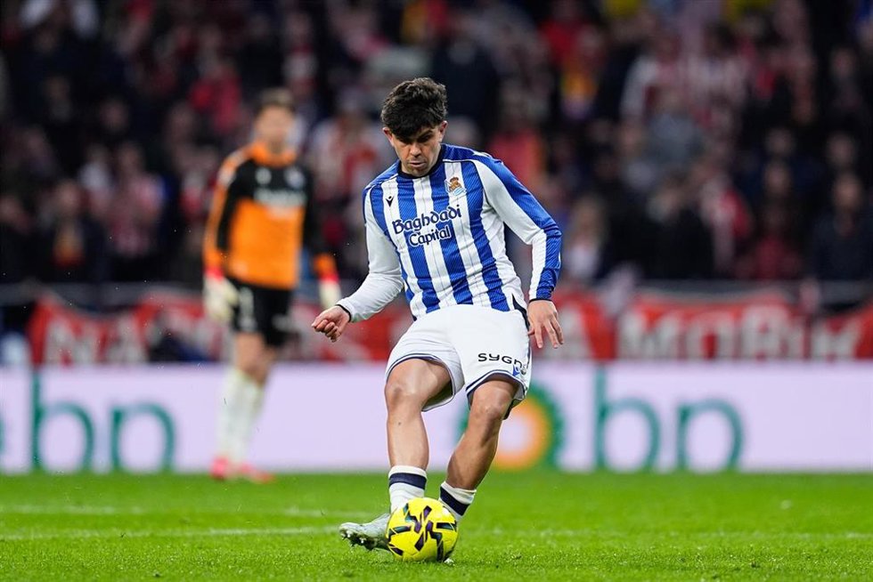 Archivo - Pablo Marin of Real Sociedad plays the ball during the Spanish League, LaLiga EA Sports, football match played between Atletico de Madrid and Real Sociedad at Riyadh Air Metropolitano stadium on March 07, 2026, in Madrid, Spain.