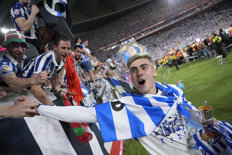 Ander Barrenetxea celebra el título de la Real Sociedad en la Copa del Rey.