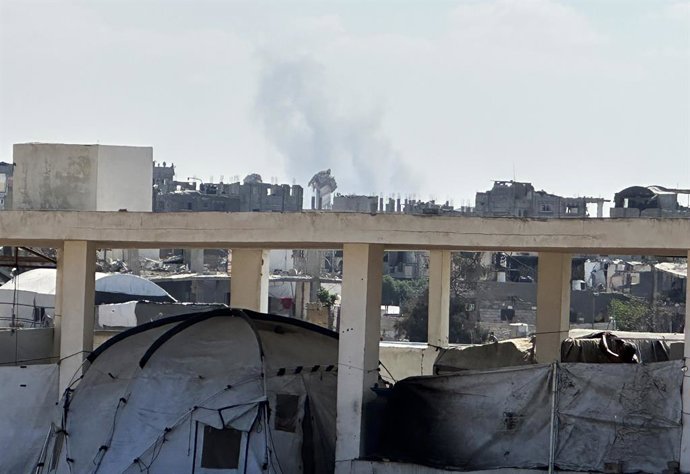 Archivo - October 19, 2025, Khan Yunis, Gaza Strip, Palestinian Territory: Smoke rises over several areas in the southern Gaza city of Rafah following renewed Israeli airstrikes after the killing of two Israeli soldiers in the city. Warplanes targeted mul
