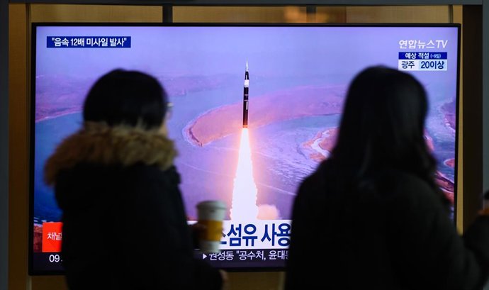 Archivo - January 7, 2025, Seoul, South Korea: A 24-hour Yonhap news TV broadcast at Seoul Railway Station showing a news broadcast with shows the launch of a hypersonic missile at an undisclosed location in North Korea. North Korea said January 9 it has 