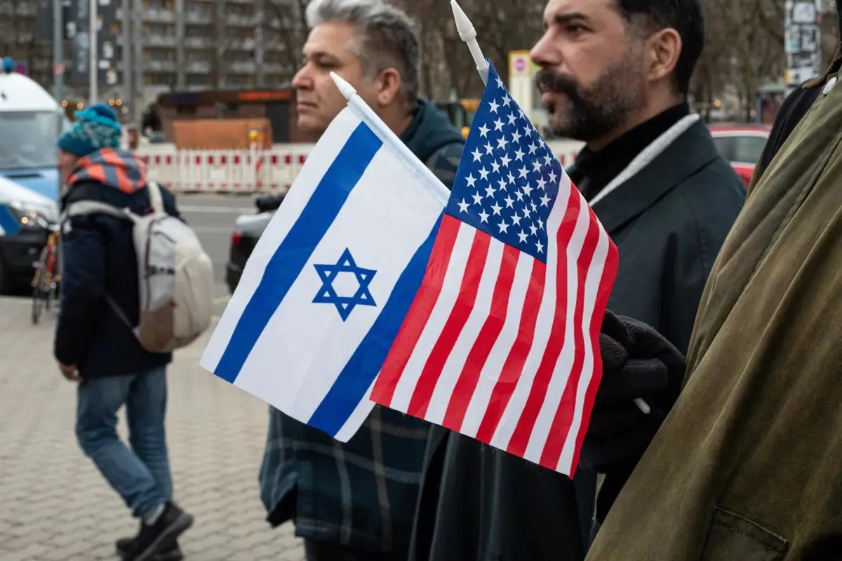 Banderas de Israel y Estados Unidos durante una manifestación en Berlín, Alemania