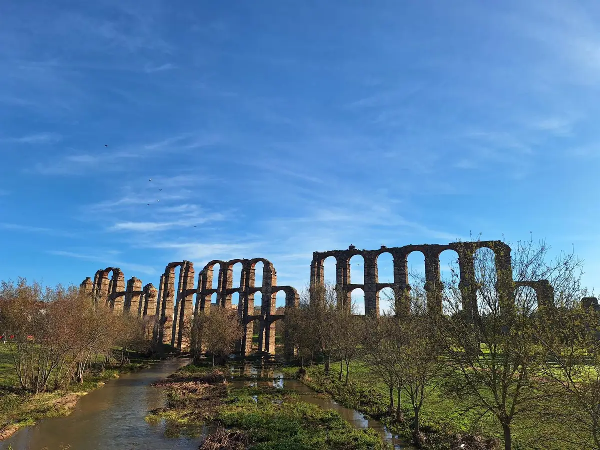 Acueducto de los Milagros de Mérida con cielo despejado
