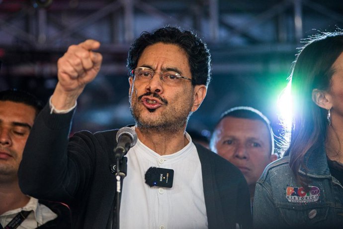 Archivo - Arquivo - 20 de janeiro de 2026, Bogotá, Bogotá D.C., Colômbia: O candidato à presidência Iván Cepeda, da coalizão Pacto Histórico, discursa durante um comício em Bogotá, Colômbia, em 20 de janeiro de 2026.