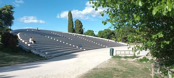 Archivo - Las gradas de Las Cruces lucen sin la bandera republicana pintada cuando se cumplen 95 años de su proclamación