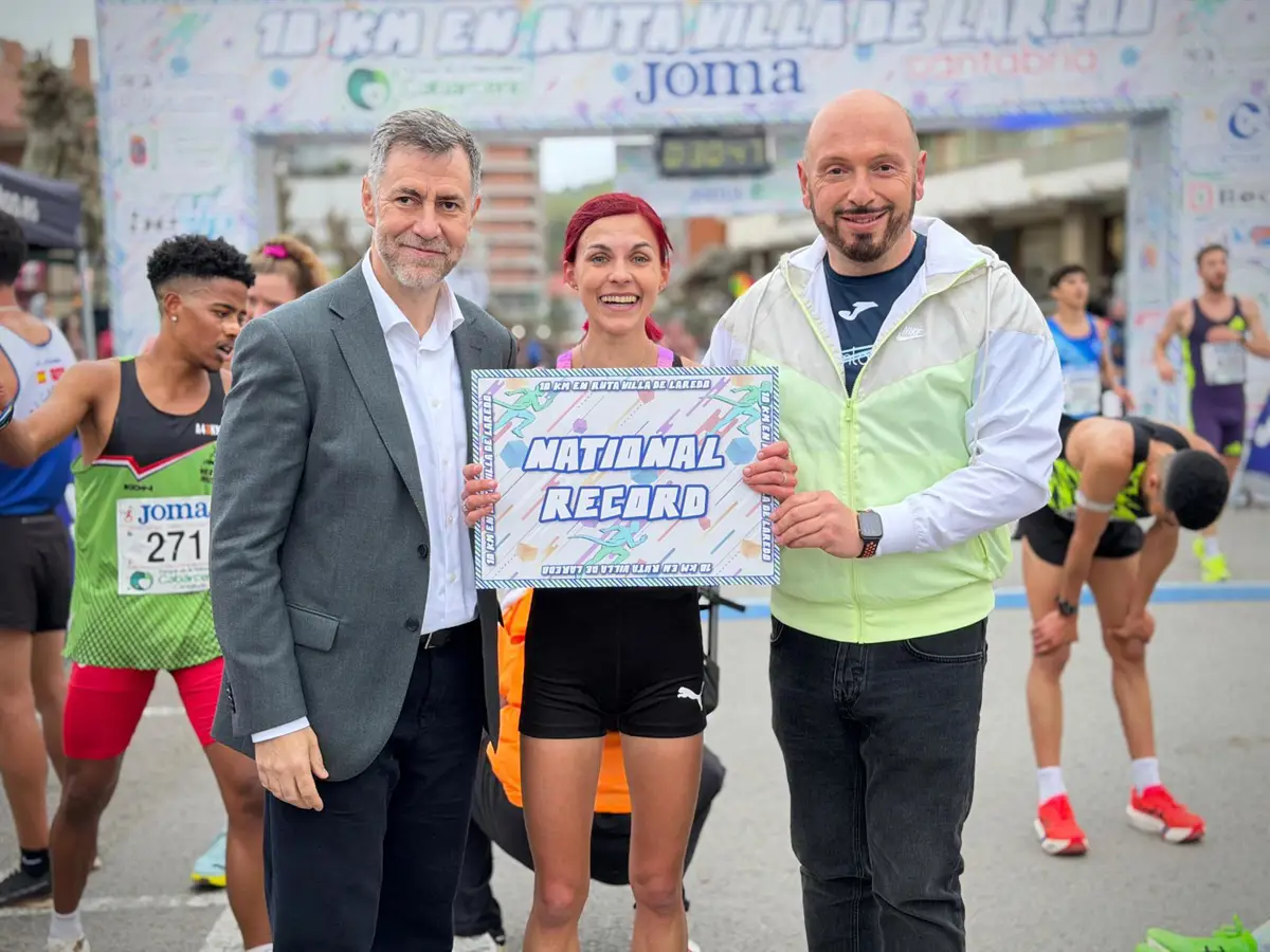 Lukan, junto a Martínez Abad y González, en la línea de meta.