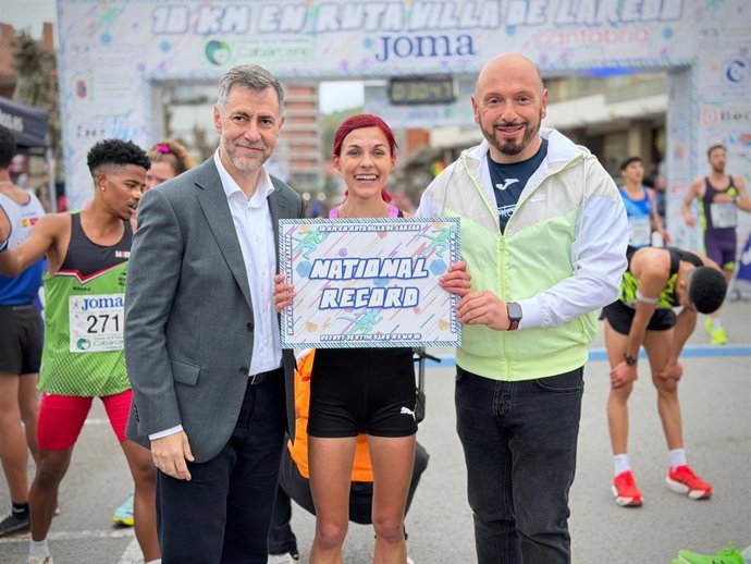 Lukan, junto a Martínez Abad y González, en la línea de meta.
