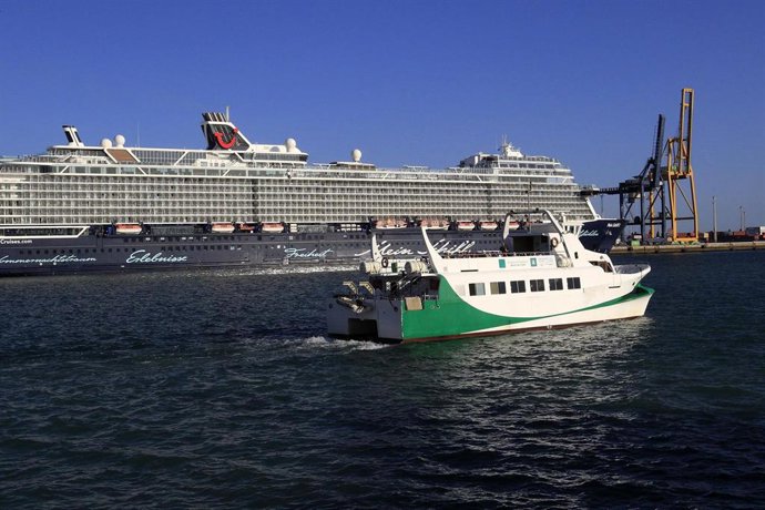 Archivo - Catamarán de la Bahía de Cádiz.