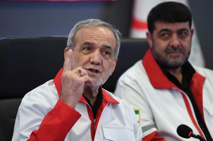 TEERÃ, 16 de abril de 2026  -- O presidente iraniano Masoud Pezeshkian discursa durante sua visita à sede da Sociedade do Crescente Vermelho do Irã (IRCS) em Teerã, Irã, em 15 de abril de 2026.  Nenhuma potência pode forçar a nação iraniana a se render, a