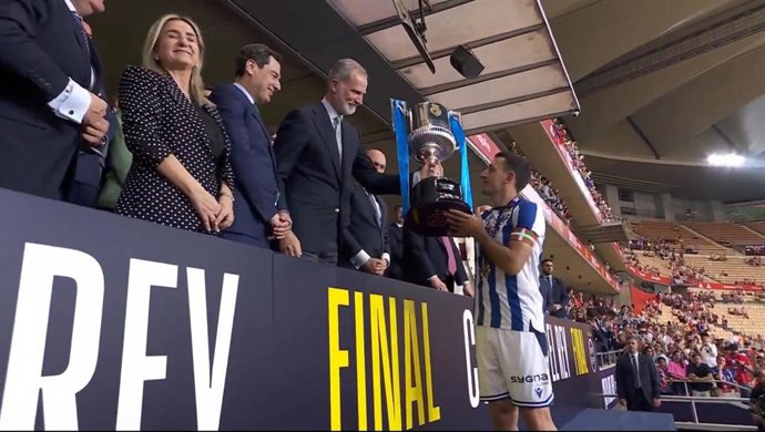 El presidente de la Junta de Andalucía, Juanma Moreno, junto al Rey Felipe en la entrega de la cuarta Copa del Rey conquistada por la Real Sociedad al capitán del equipo donostiarra, Mikel Oyarzabal.