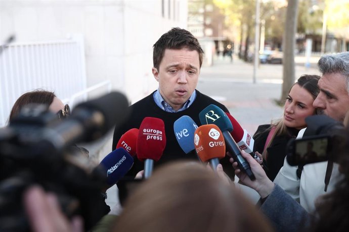 El exportavoz de Sumar Íñigo Errejón atiende a los medios de comunicación a su llegada a los Juzgados de Plaza de Castilla, a 27 de marzo de 2026, en Madrid (España). 