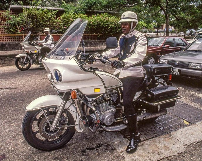 Archivo - Un agente de Policía en Trinidad y Tobago 