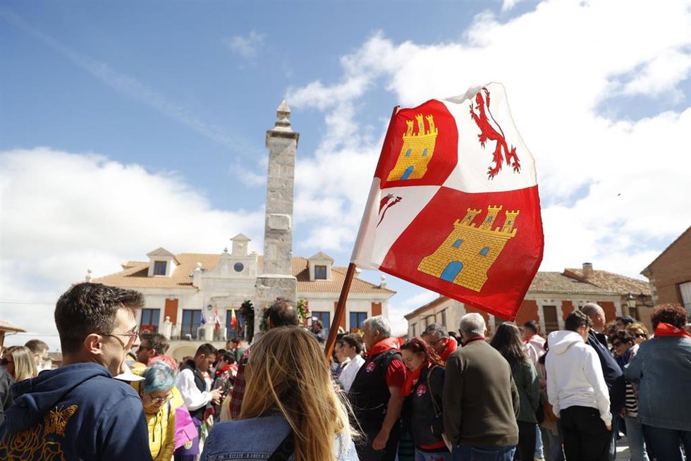Archivo - Varias personas asisten a la celebración del Día de Castilla y León, a 23 de abril de 2023, en  Villalar de los Comuneros, Valladolid, Castilla y León (España).  