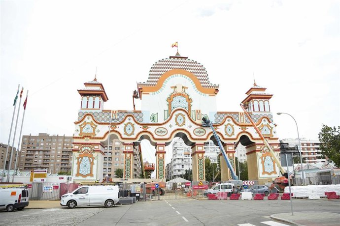 Labores últimas de montaje de la portada de la Feria de Abril de Sevilla, en foto de archivo.