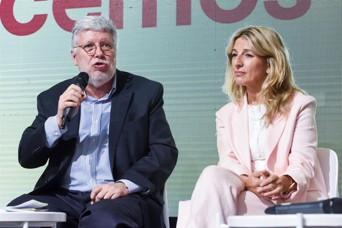 Archivo - El portavoz de Exteriores de Sumar, Agustín Santos Maraver, y la vicepresidenta segunda, Yolanda Díaz.