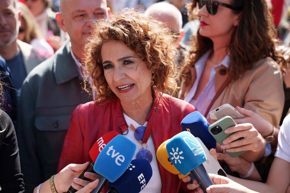 La candidata a la Junta de Andalucía por el PSOE-A, María Jesús Montero, atiende a los medios antes del comienzo de la manifestación de las Mareas Blancas. (Foto de archivo).