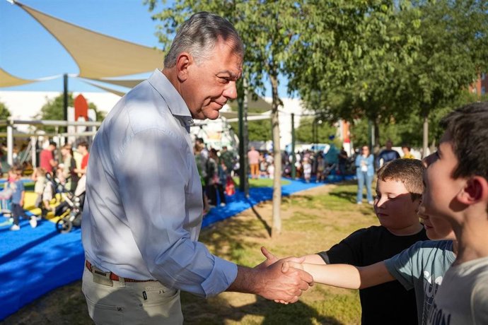 El alcalde de Sevilla, José Luis Sanz, saludando a uno de los niños presentes en el Parque de la Rosaleda de Sevilla.