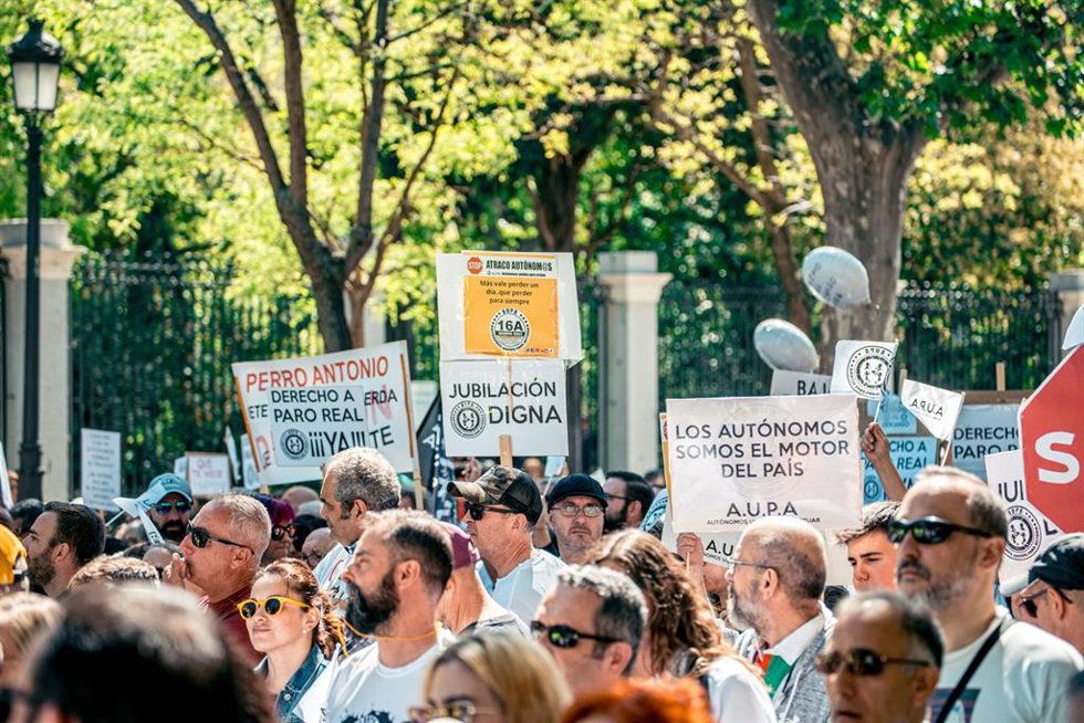Archivo - Varias personas caminan en una marcha para protestar por la situación de los autónomos.