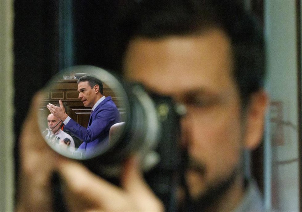Archivo - El presidente del Gobierno, Pedro Sánchez, reflejado en una cámara de fotos durante un debate de la moción de censura, en el Congreso de los Diputados, a 21 de marzo de 2023, en Madrid.