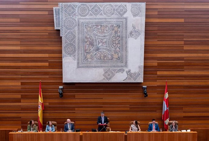 Los miembros de la Mesa de las Cortes en la sesión de constitución de la XII Legislatura