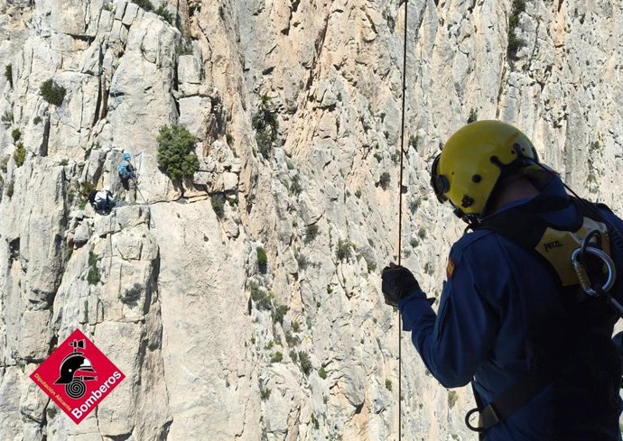 Rescatan a una escaladora en Finestrat tras una caída en la que se lesiona ambos tobillos