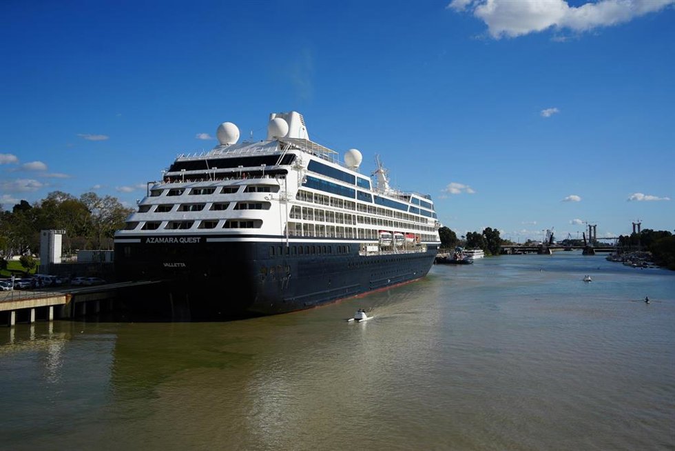 El buque Azamara Quest, atracado en el Muelle Delicias, en foto de archivo.