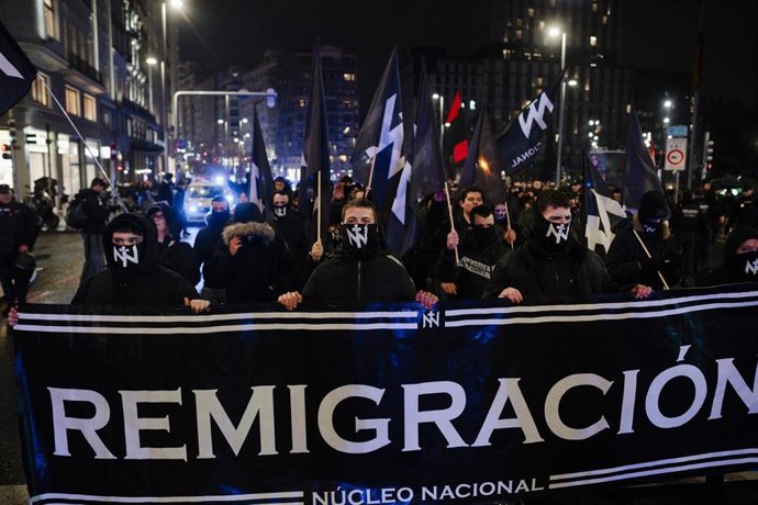 Archivo - Un grupo de personas durante una manifestación en contra de la regulación masiva de migrantes anunciada por el Gobierno central y la gestión de los accidentes ferroviarios de Adamuz y Gelida, a 7 de febrero de 2026, en Madrid (España).