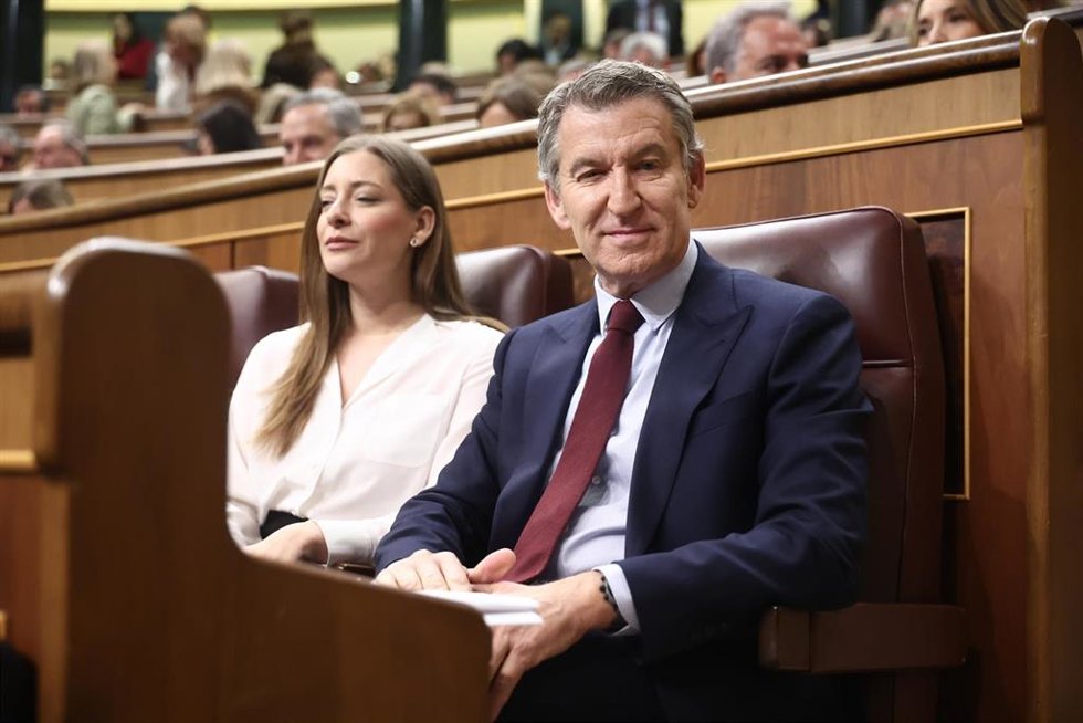 La portavoz del PP en el Congreso, Ester Muñoz y el presidente del Partido Popular, Alberto Núñez Feijóo, durante una sesión de control al Gobierno, en el Congreso, a 25 de marzo de 2026, en Madrid (España). 