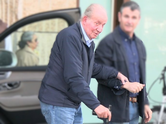 Don Juan Carlos, arropado por la infanta Elena, presume de buena salud en Sanxenxo
