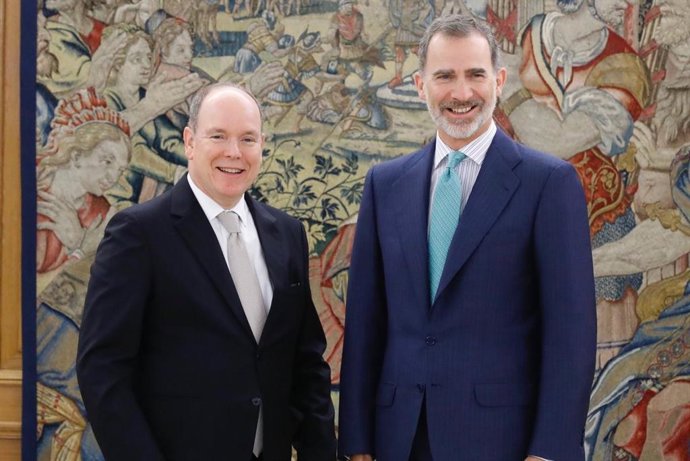Archivo - Arquivo - (I-D) O príncipe Alberto II de Mônaco e o rei Felipe VI posam juntos durante o encontro na Zarzuela.