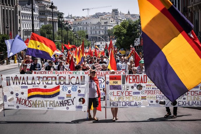 Archivo - Decenas de personas durante la II Marcha Republicana, a 15 de junio de 2025, en Madrid (España). La manifestación, convocada bajo el lema ‘Hasta que se vayan’, busca movilizar a la ciudadanía contra la monarquía. 