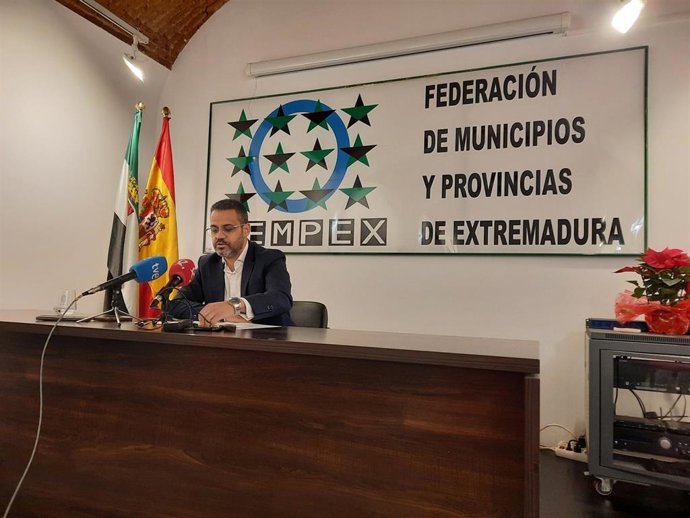 Archivo - El presidente de la Fempex, Manuel José González Andrade, en rueda de prensa