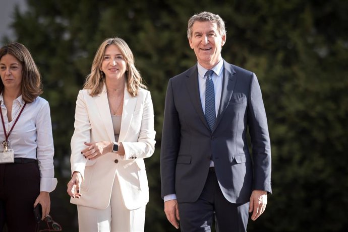 Archivo - La portavoz del PP en el Senado, Alicia García (i) y el presidente del Partido Popular, Alberto Núñez Feijóo (d), durante la presentación del libro ‘El Rey’ de Manuel García-Pelayo.