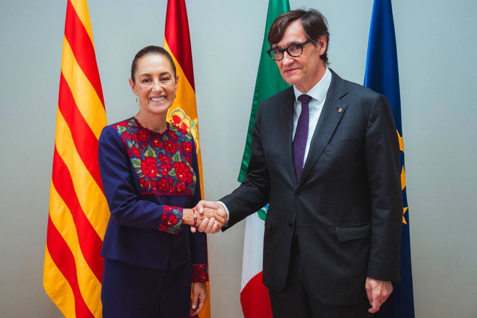 El presidente de la Generalitat, Salvador Illa, y la presidenta de México, Claudia Sheinbaum,  en el BSC