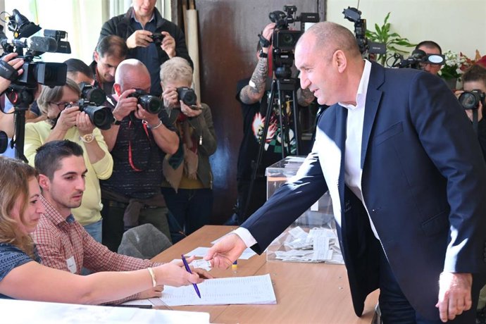 Archivo - Ruman Radev vota en las elecciones en Bulgaria en 2024 (imagen de archivo)
